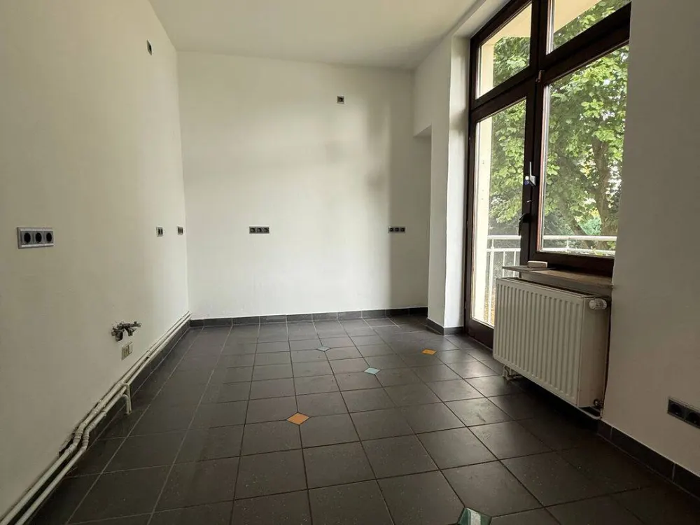 Spacious 5-Room Ground Floor Apartment with Garden Area, Suitable for Shared Living