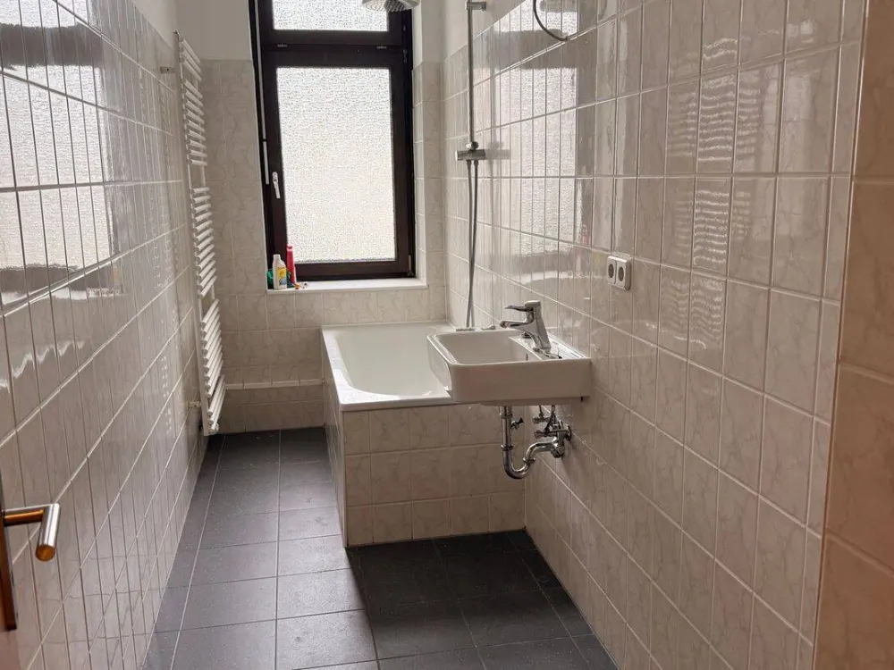 Spacious 5-Room Ground Floor Apartment with Garden Area, Suitable for Shared Living