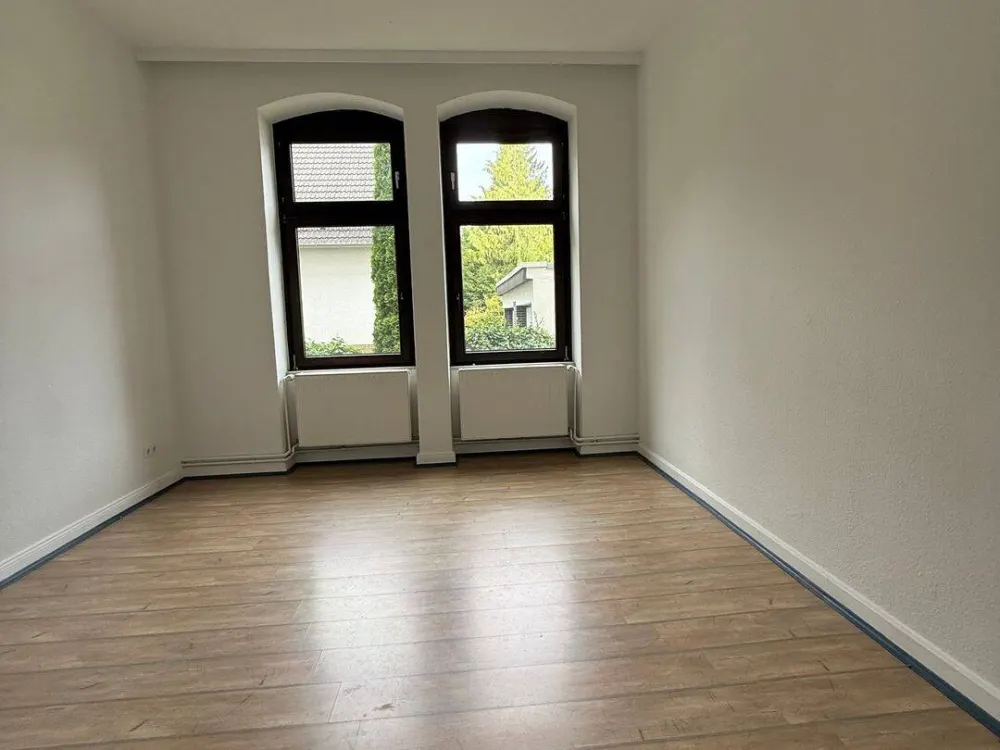 Spacious 5-Room Ground Floor Apartment with Garden Area, Suitable for Shared Living