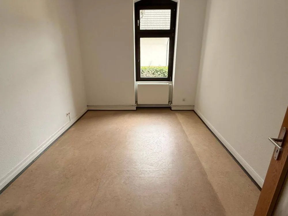 Spacious 5-Room Ground Floor Apartment with Garden Area, Suitable for Shared Living