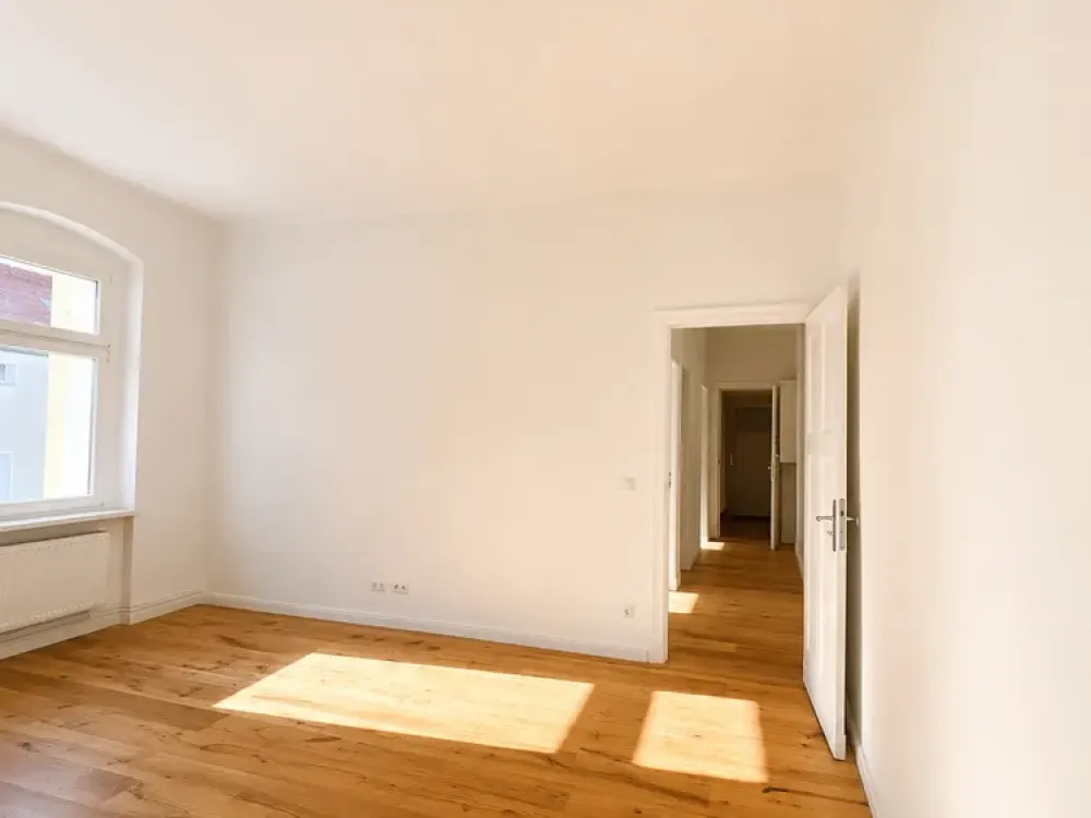 Lichtdurchflutete Wohnung mit einer Einbauküche und Regendusche