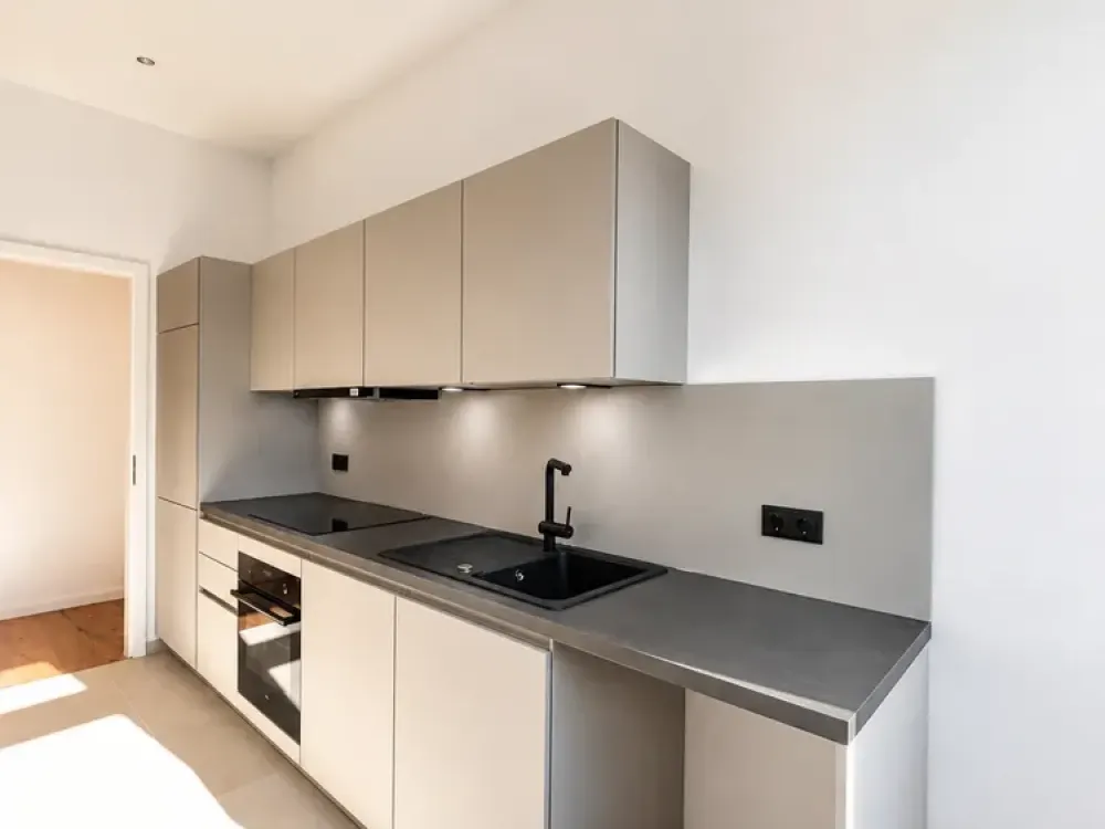 Lichtdurchflutete Wohnung mit einer Einbauküche und Regendusche