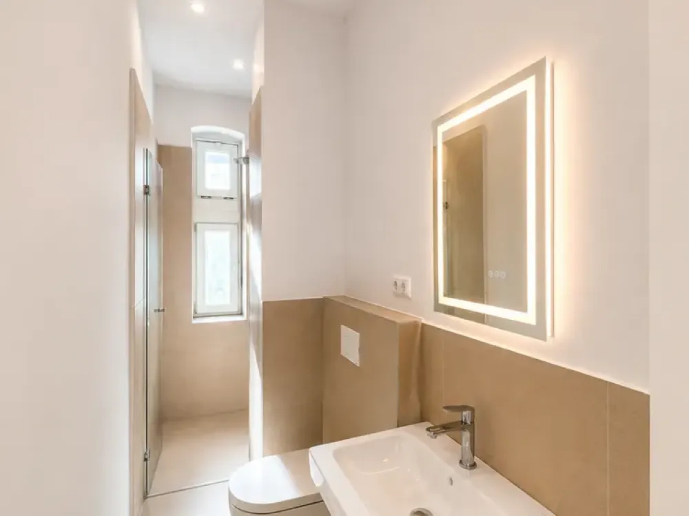 Lichtdurchflutete Wohnung mit einer Einbauküche und Regendusche