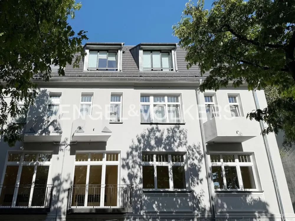 Lichtdurchflutete Dachgeschosswohnung mit privater Aufdachterrasse