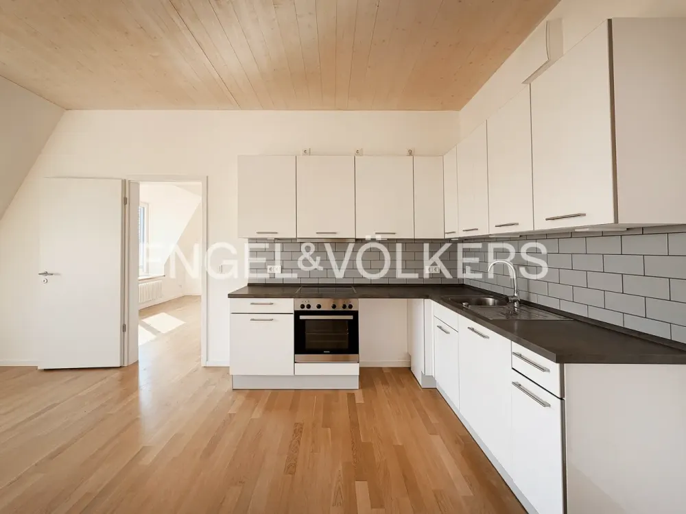 Lichtdurchflutete Dachgeschosswohnung mit privater Aufdachterrasse