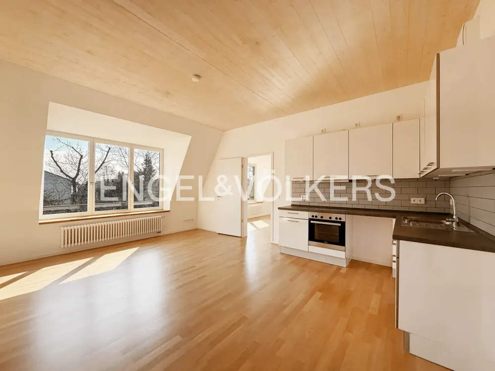 Lichtdurchflutete Dachgeschosswohnung mit privater Aufdachterrasse