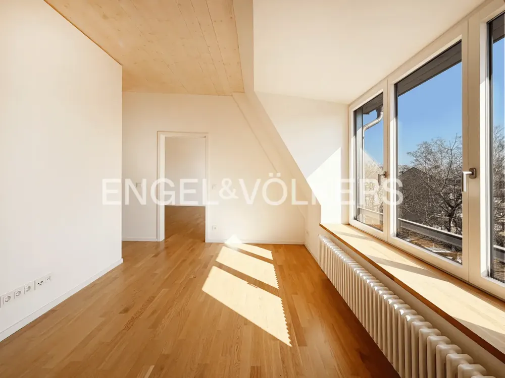 Lichtdurchflutete Dachgeschosswohnung mit privater Aufdachterrasse