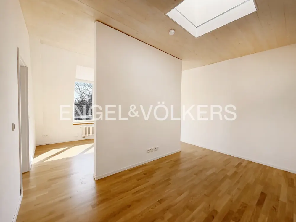 Lichtdurchflutete Dachgeschosswohnung mit privater Aufdachterrasse