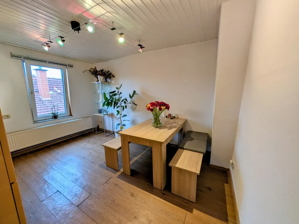 Wohnen mit Charakter: teilmöblierte DG-Zweizimmerwohnung im Dorfkern