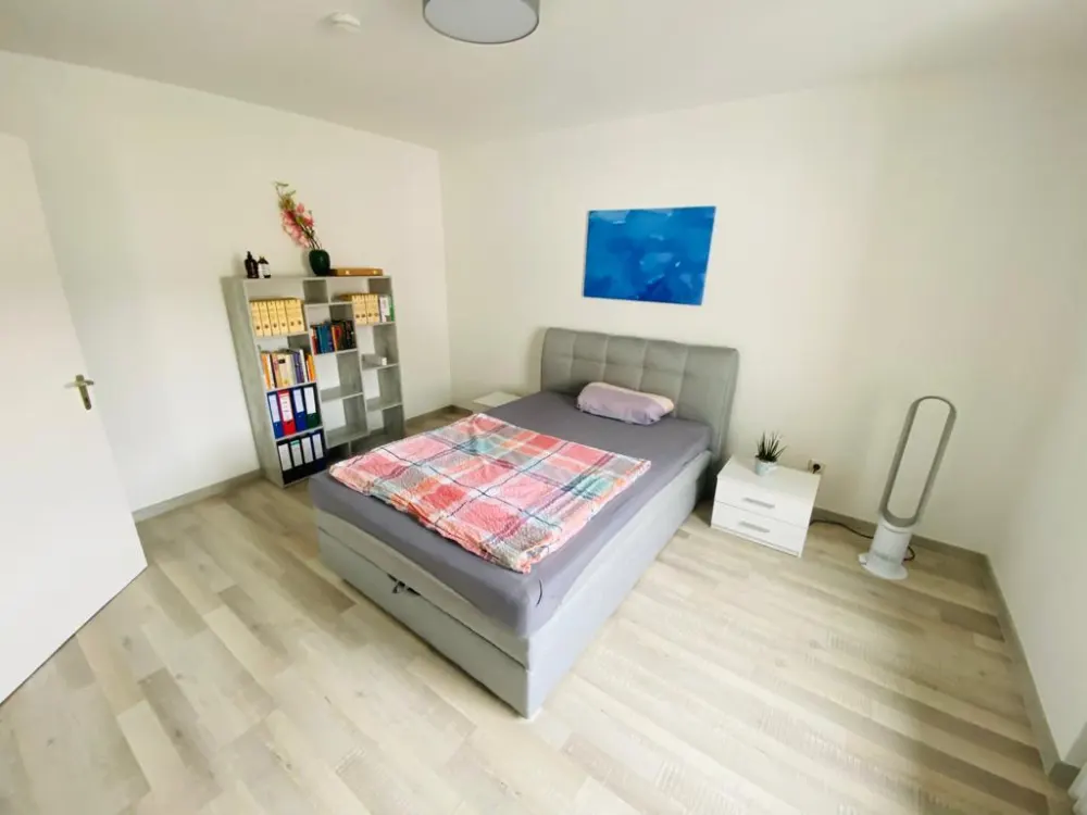 D-Zoo, möbl. 2 Zi. Whg., ruhig, ca. 40qm Wfl. + Keller (1.550€ warm inkl. Strom + I-Net)