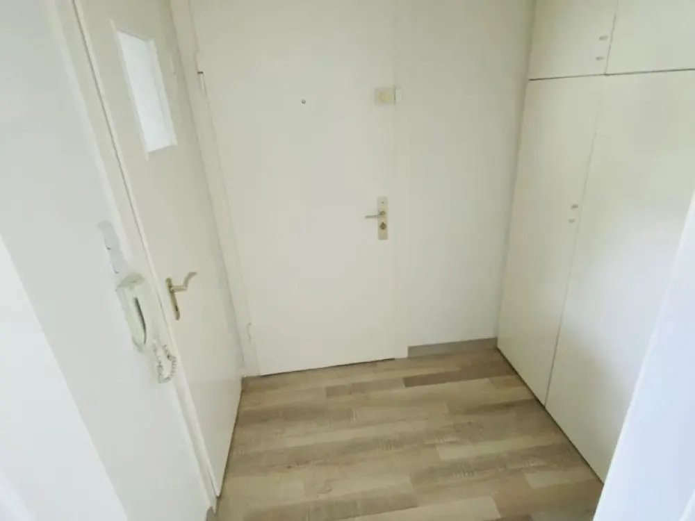 D-Zoo, möbl. 2 Zi. Whg., ruhig, ca. 40qm Wfl. + Keller (1.550€ warm inkl. Strom + I-Net)
