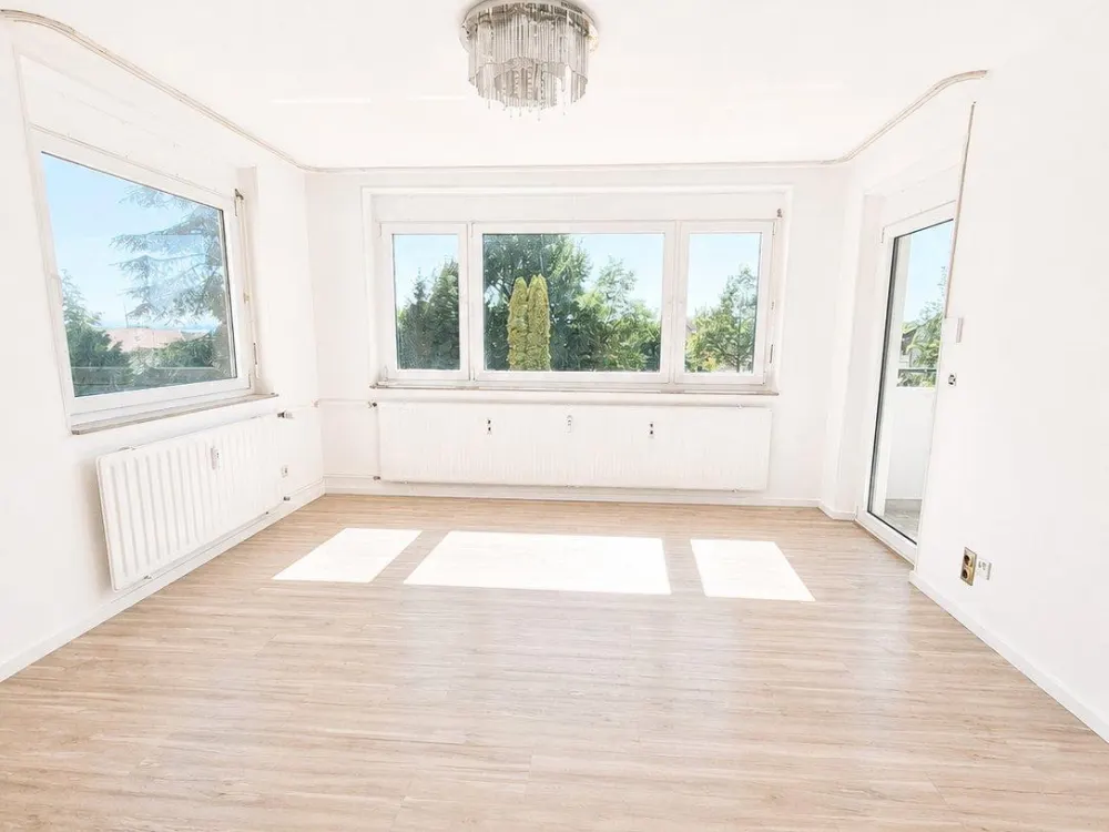 Frisch saniert: 2,5-Zimmer-Wohnung, Multifunktionsraum, Südbalkon
