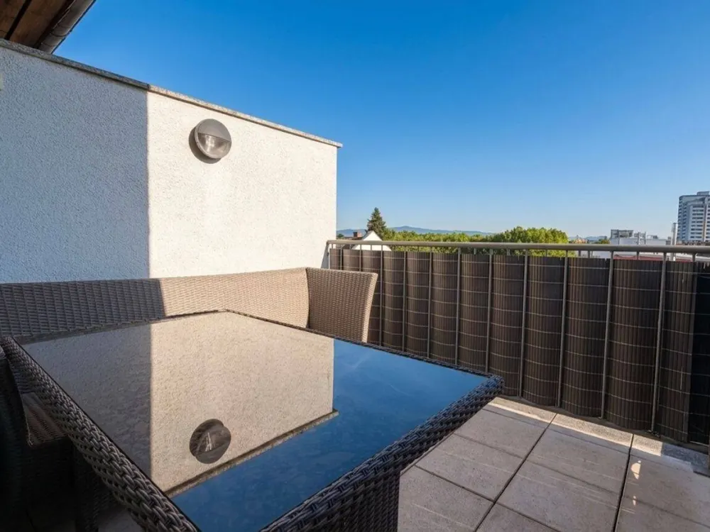 Klimatisiert 3-Zimmer-Wohnung mit Balkon & Terrasse | Frankfurt Goldstein