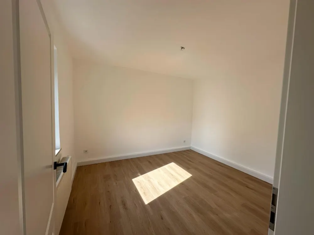 Bright 3-Room Apartment with Kitchen and Bathroom