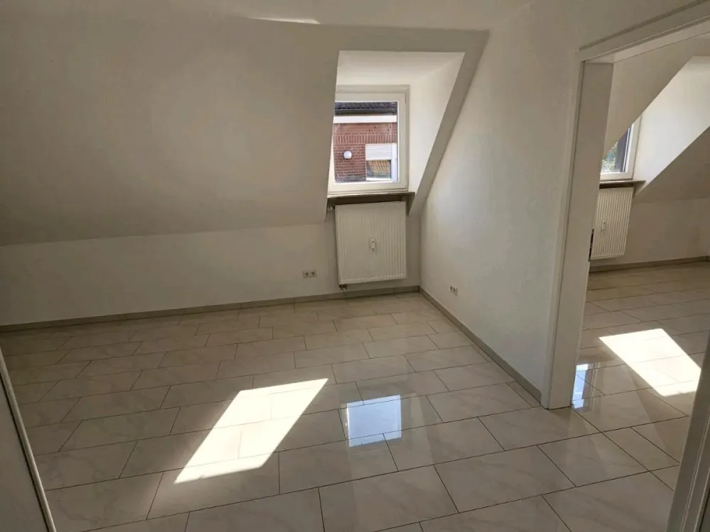 52-QM DG-WOHNUNG,UNINAH, helle 2 Zimmer