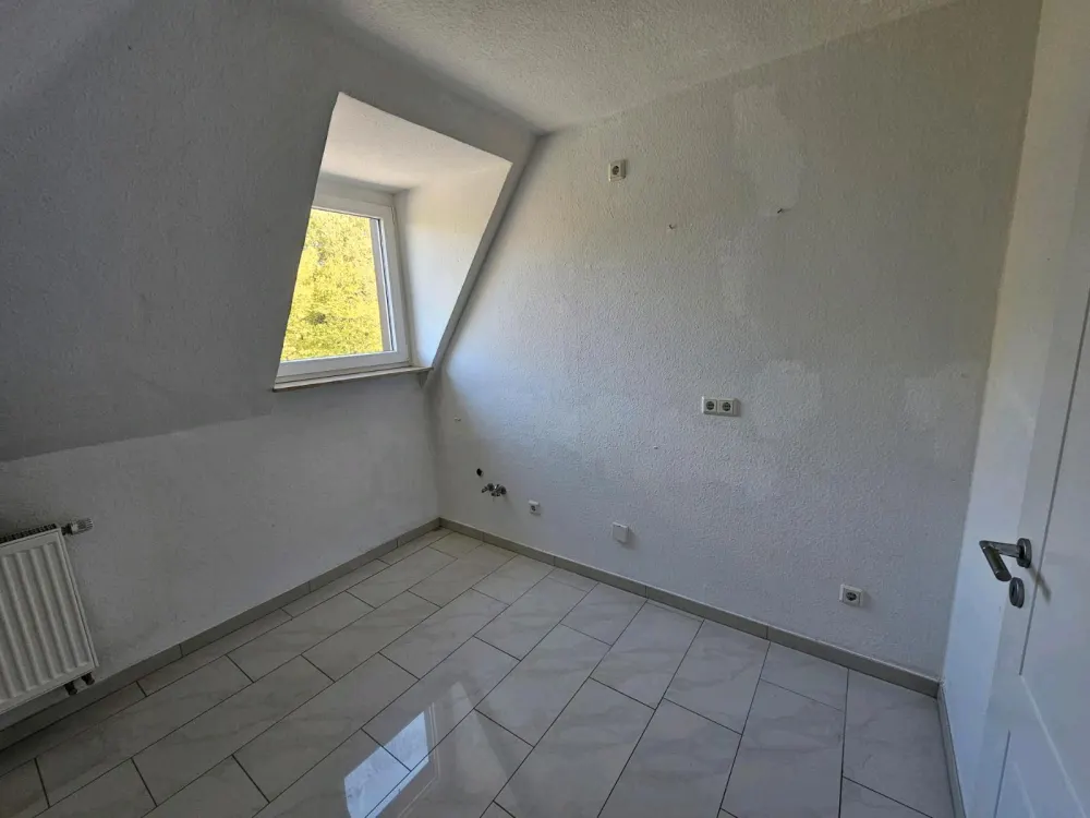 52-QM DG-WOHNUNG,UNINAH, helle 2 Zimmer