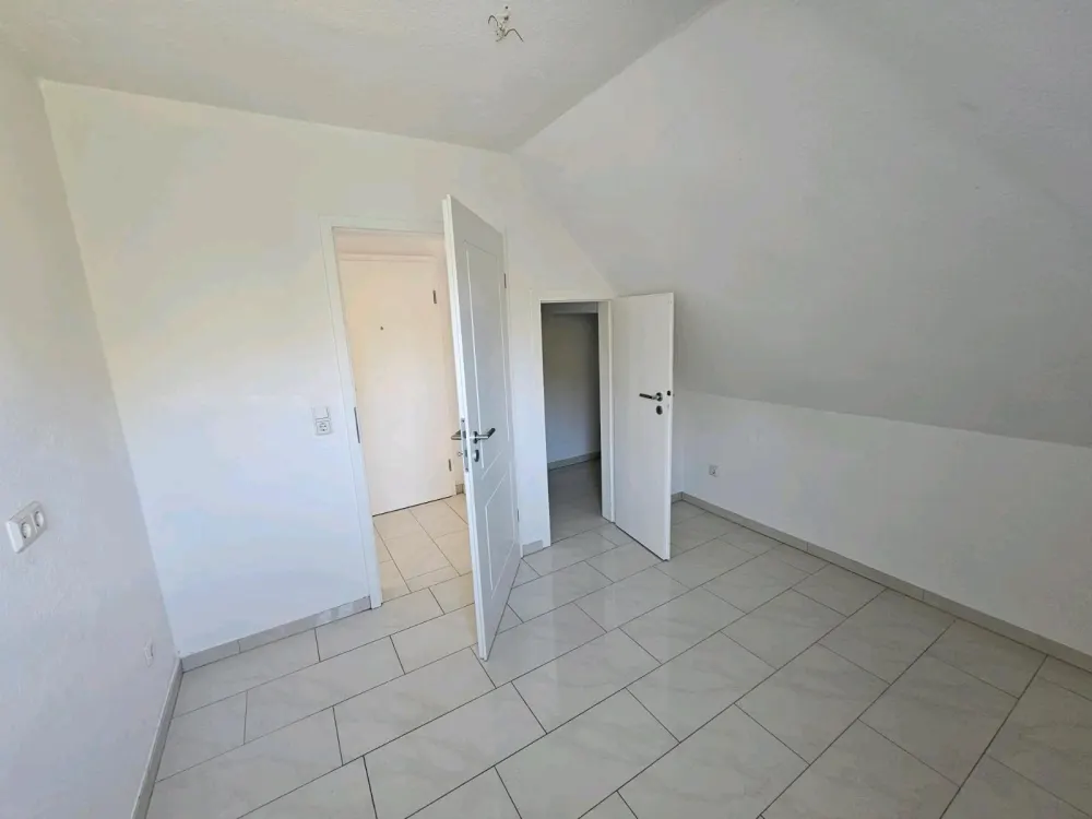 52-QM DG-WOHNUNG,UNINAH, helle 2 Zimmer