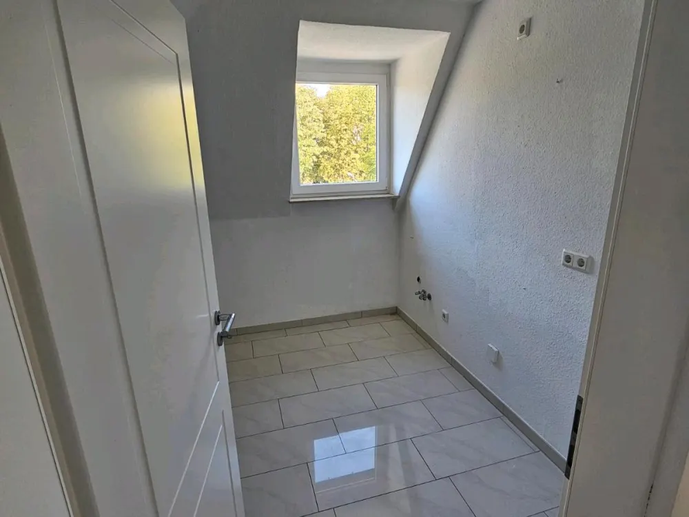 52-QM DG-WOHNUNG,UNINAH, helle 2 Zimmer
