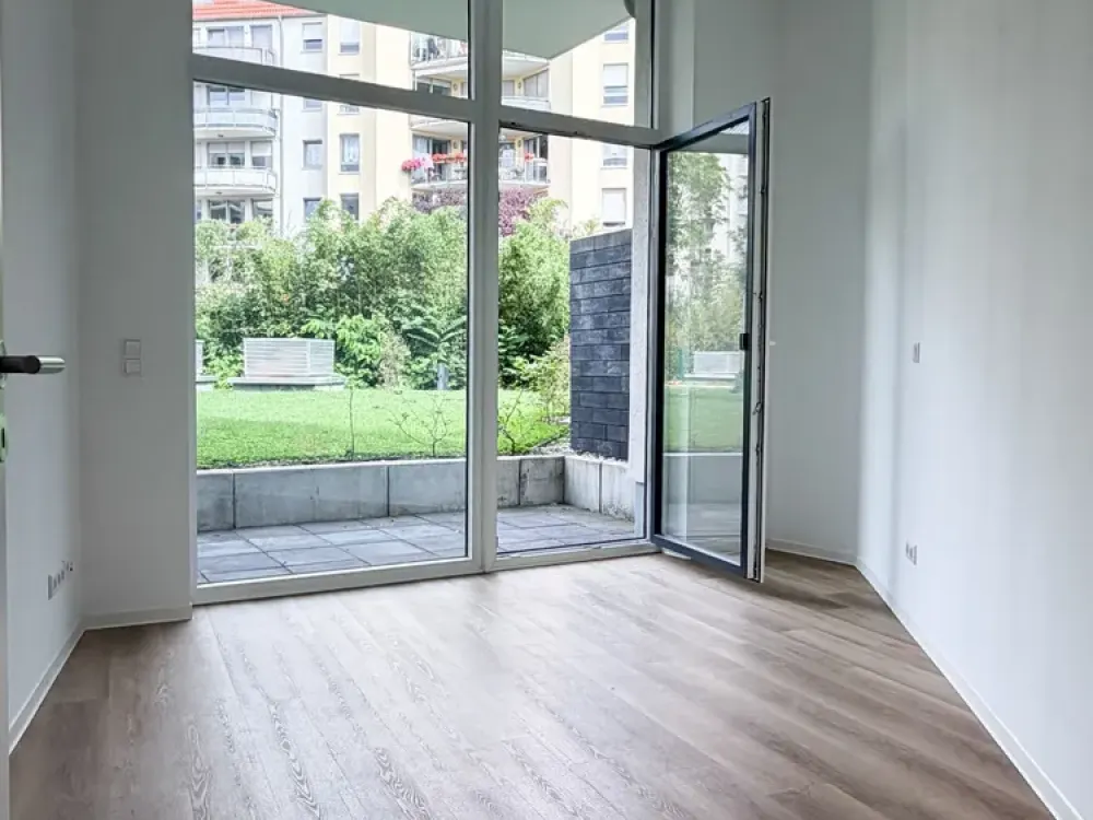 Bright 4-Room Apartment with Terrace in Zentrum-West