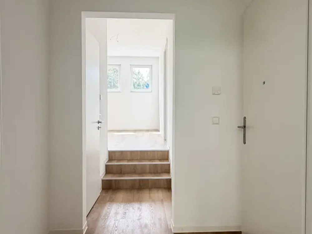 Bright 4-Room Apartment with Terrace in Zentrum-West