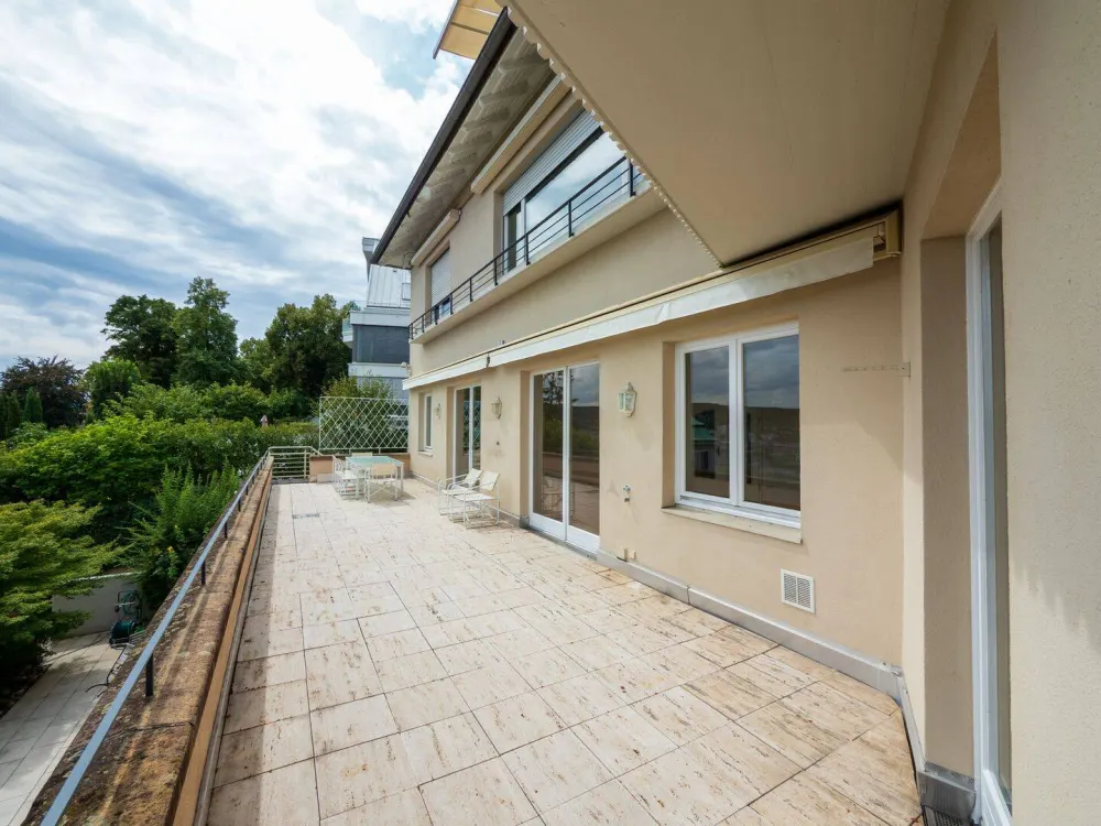 Haus im Haus - Großzügige Wohnetage im Stuttgarter Norden / Relenberg mit Aussicht und Garten