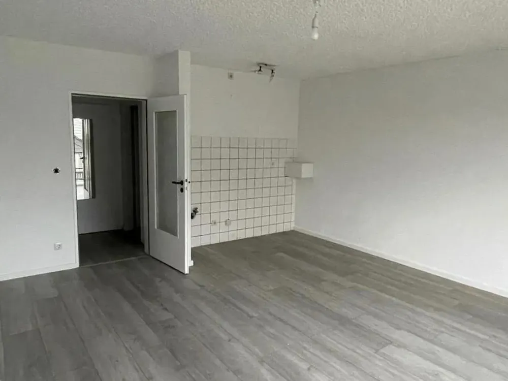 Von priv. - schönes 1-Zi. Single-Appartement in Pad Schloß Neuhaus, ruhige Lage m. Balkon 2.OG