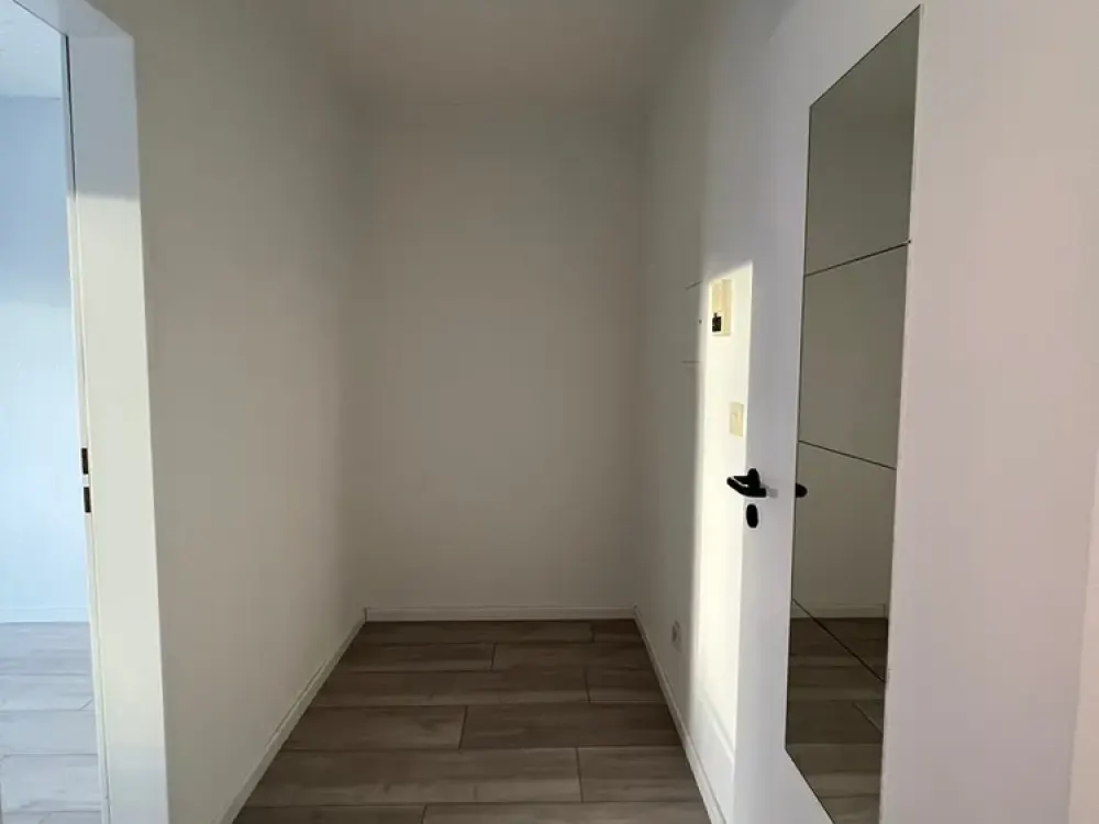 Von priv. - schönes 1-Zi. Single-Appartement in Pad Schloß Neuhaus, ruhige Lage m. Balkon 2.OG