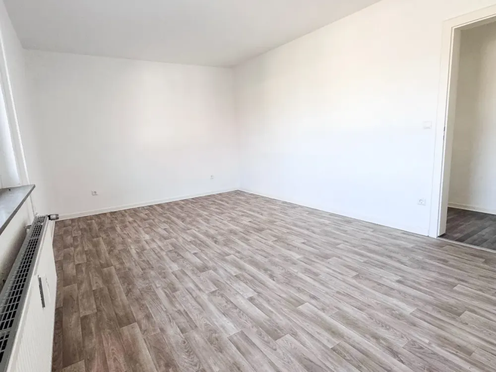 Modern living, energy saving: Renovated 3-room apartment with future-oriented building technology