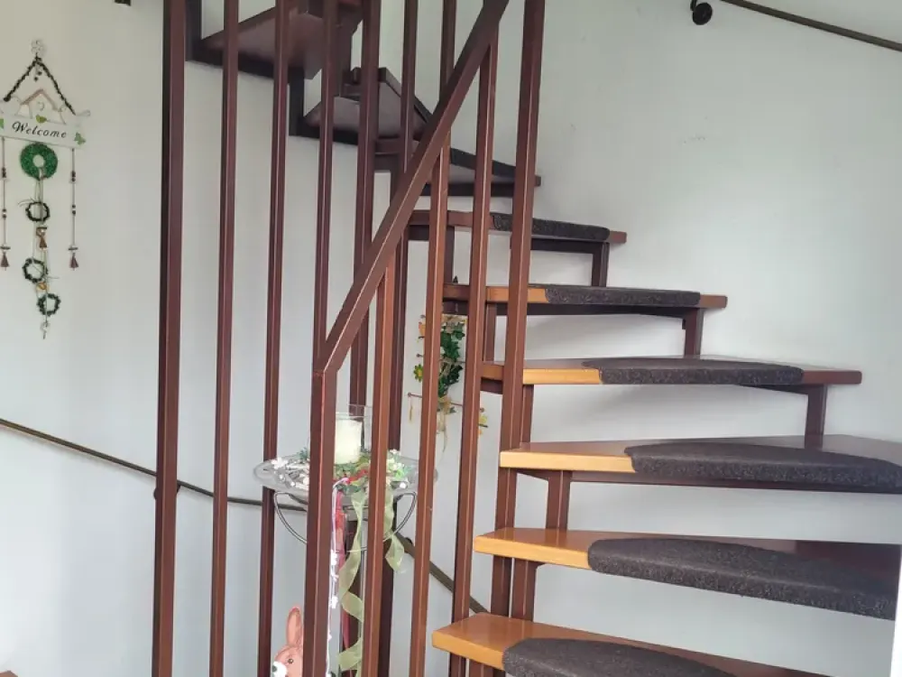شقة مكونة من غرفتين مجددة في منزل لعائلتين