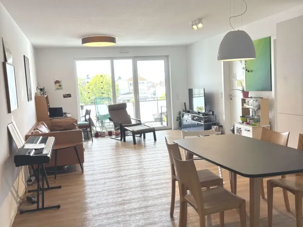 Bright 4.5-Room Apartment in Central Location with Large Balcony