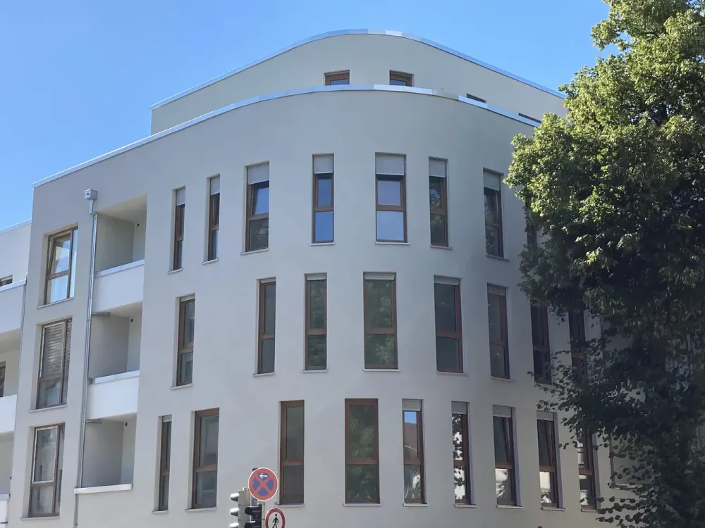 Bright 4.5-Room Apartment in Central Location with Large Balcony