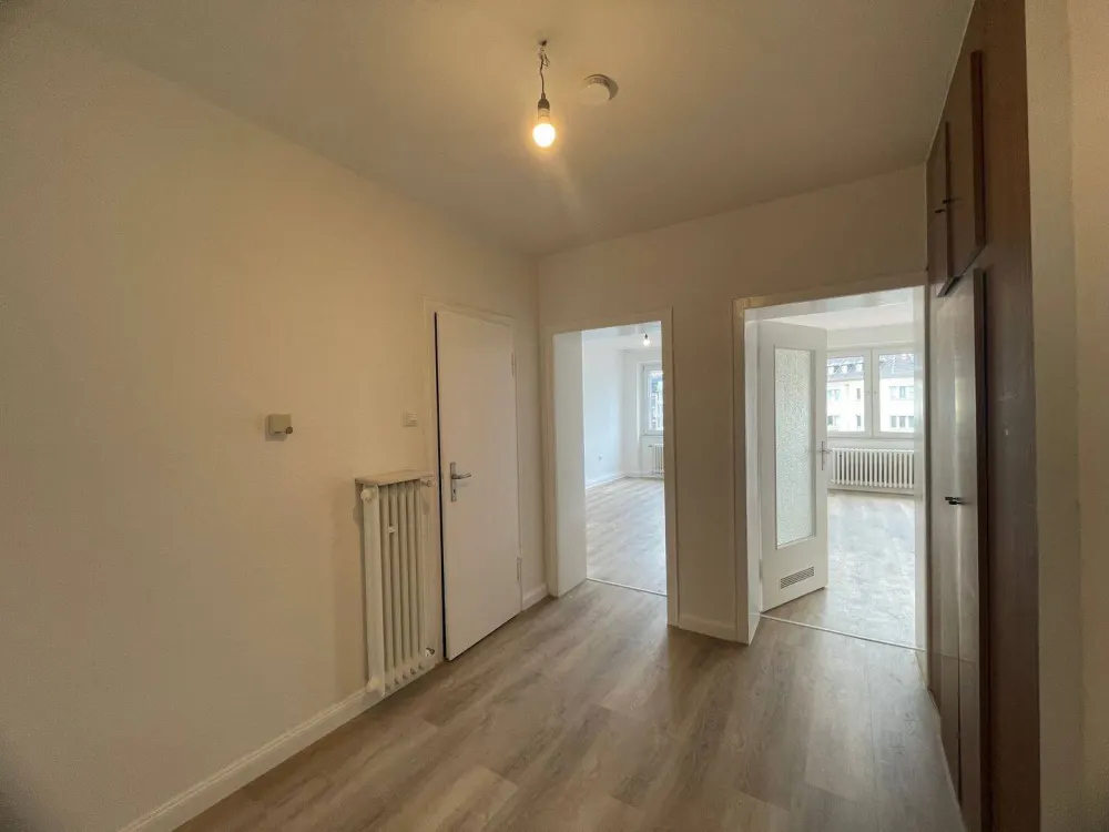 Urbane Lage! Renovierte 2-Zi-Whg mit Wohnküche & Balkon