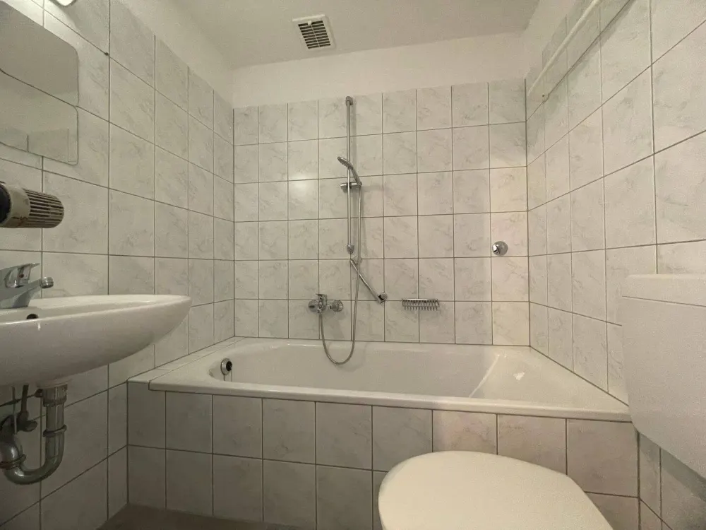 Urbane Lage! Renovierte 2-Zi-Whg mit Wohnküche & Balkon