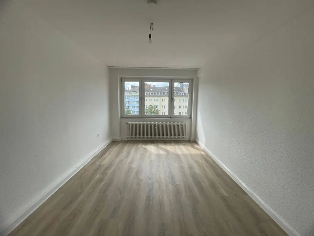 Urbane Lage! Renovierte 2-Zi-Whg mit Wohnküche & Balkon