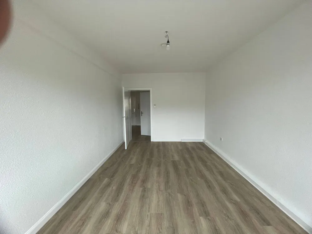 Urbane Lage! Renovierte 2-Zi-Whg mit Wohnküche & Balkon