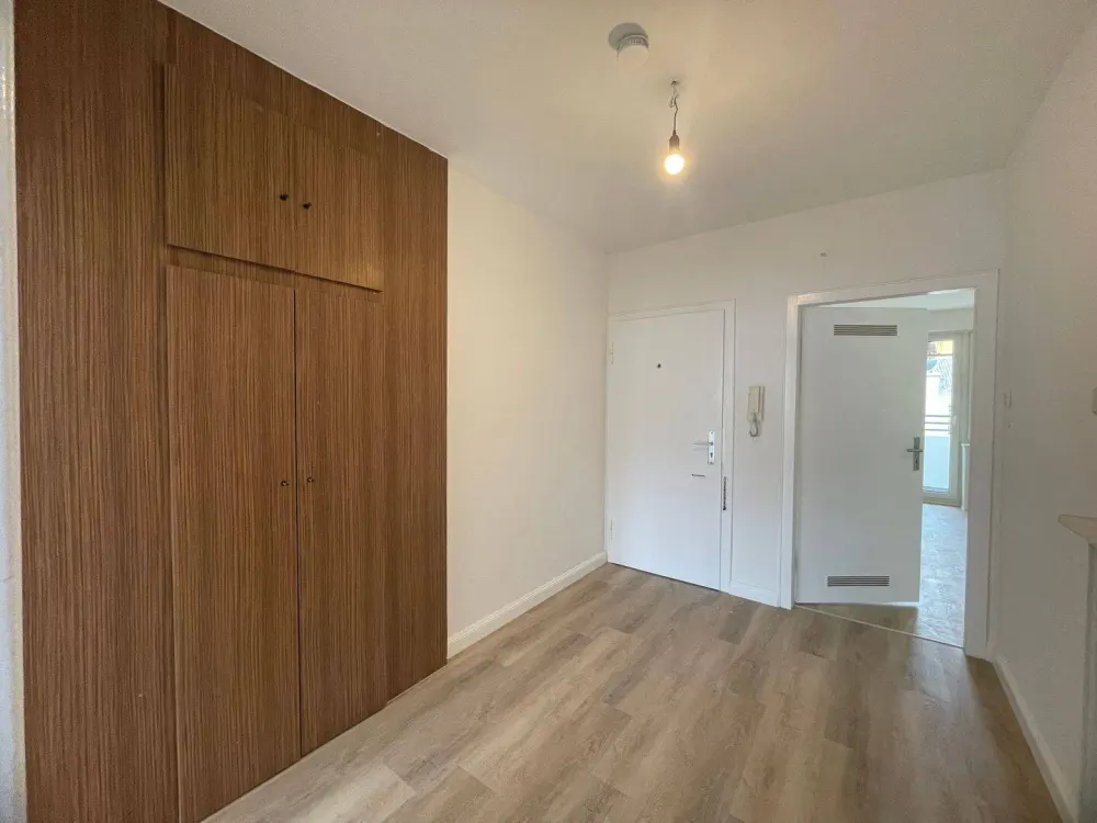 Urbane Lage! Renovierte 2-Zi-Whg mit Wohnküche & Balkon