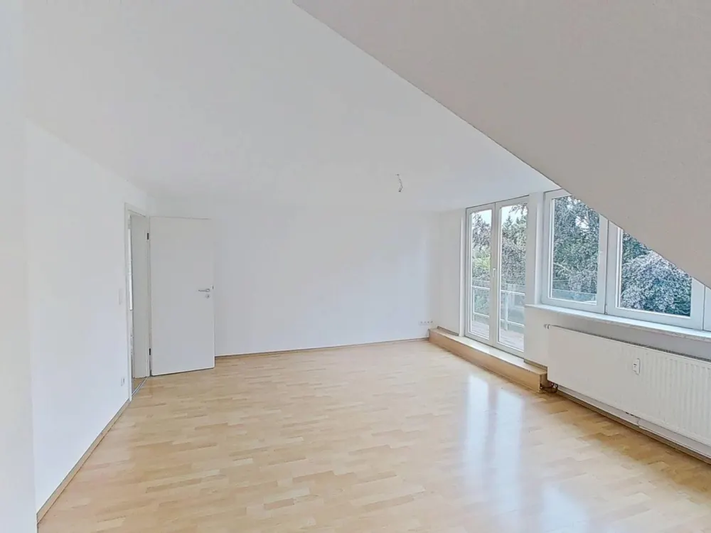 Frisch modernisiert: Große 3-Zimmer-Dachgeschosswohnung mit BALKON
