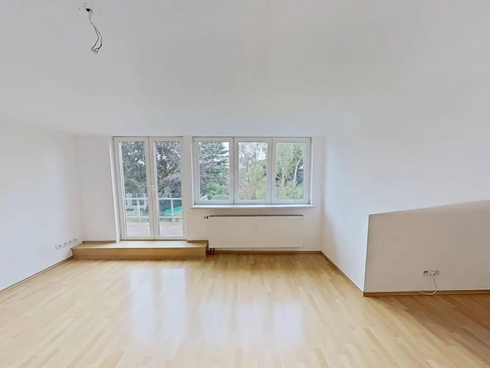 Frisch modernisiert: Große 3-Zimmer-Dachgeschosswohnung mit BALKON