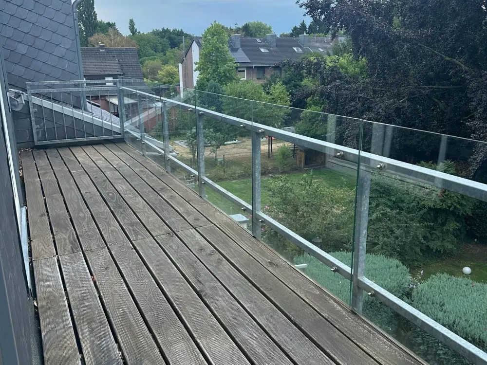 Frisch modernisiert: Große 3-Zimmer-Dachgeschosswohnung mit BALKON