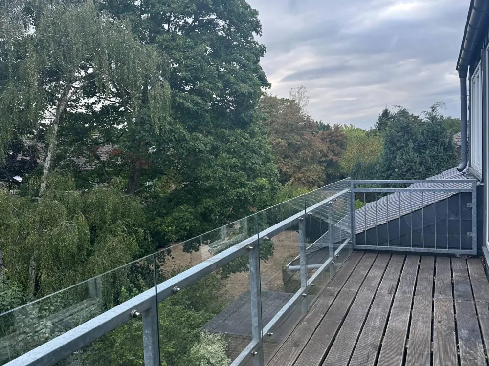 Frisch modernisiert: Große 3-Zimmer-Dachgeschosswohnung mit BALKON