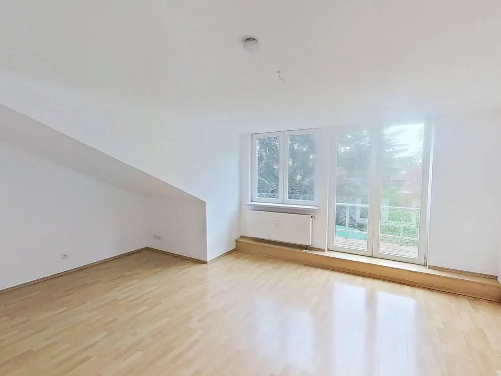 Frisch modernisiert: Große 3-Zimmer-Dachgeschosswohnung mit BALKON