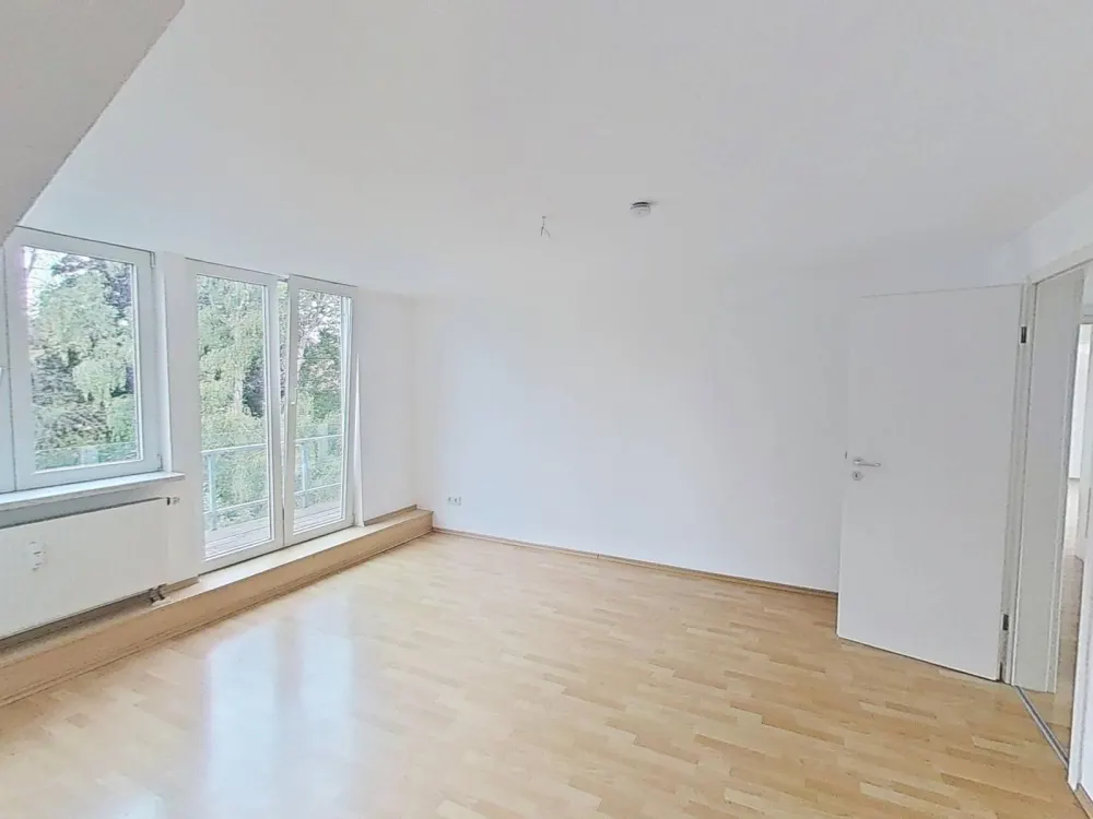 Frisch modernisiert: Große 3-Zimmer-Dachgeschosswohnung mit BALKON