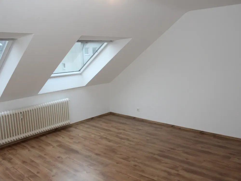 Stilvolle, gepflegte 2-Zimmer-Dachgeschosswohnung mit Einbauküche in Meerbusch