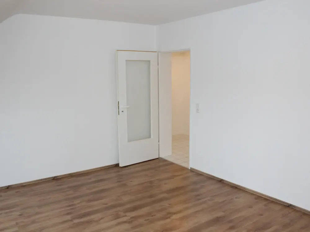 Stilvolle, gepflegte 2-Zimmer-Dachgeschosswohnung mit Einbauküche in Meerbusch