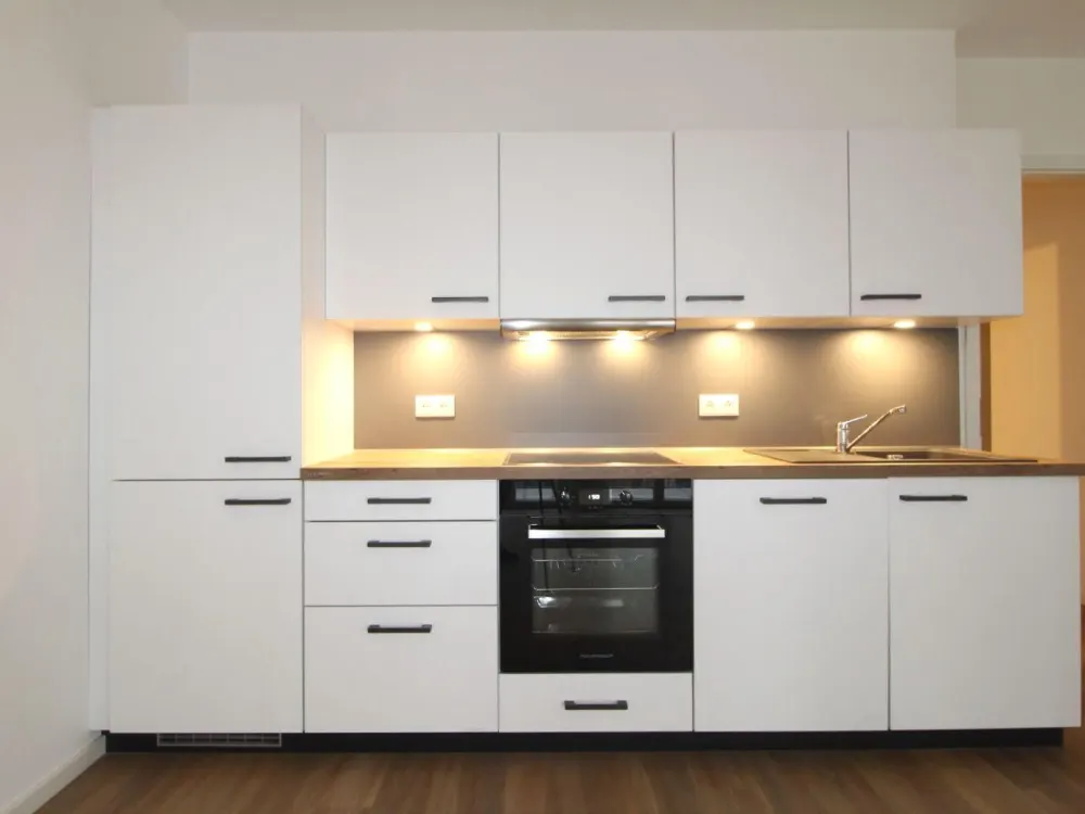 **Helle 2 Zimmer mit EBK und Badewanne in ruhiger Seitenstraße**