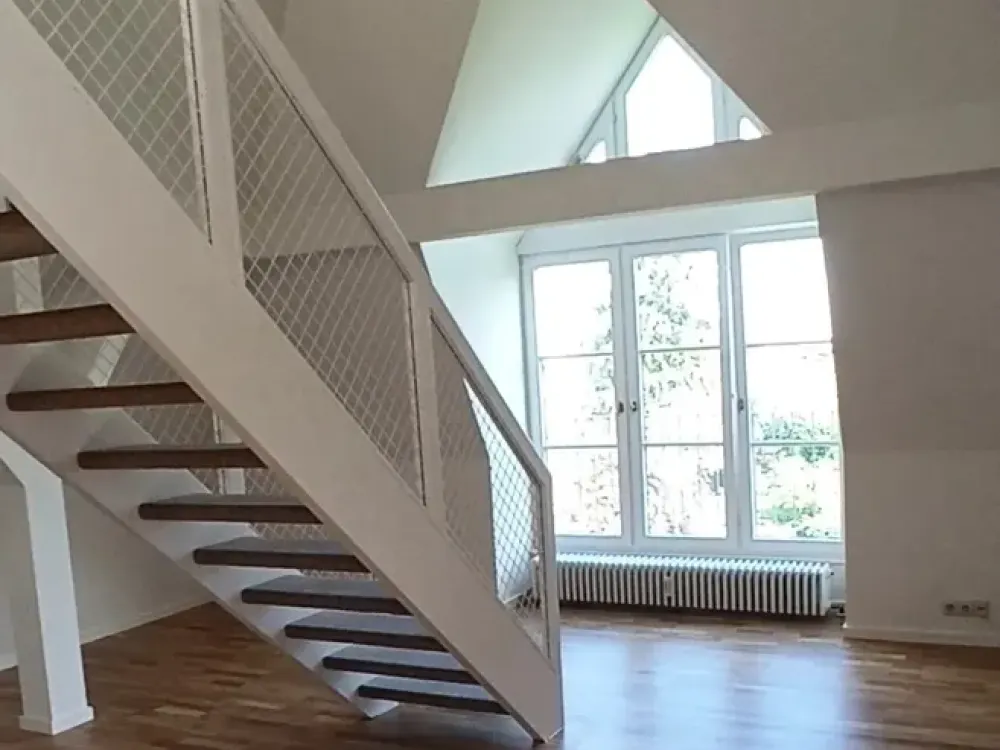 Dachgeschoß-Galeriewohnung mit 2 1/2 Zimmern in München Moosach