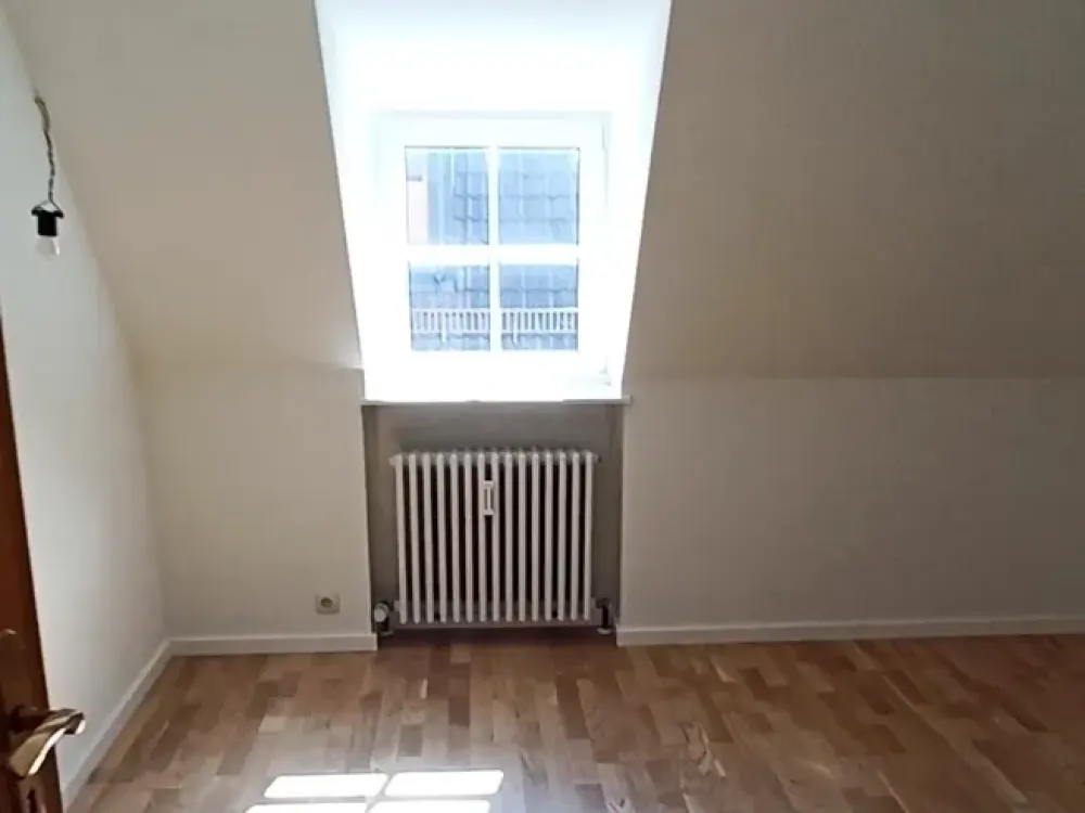Dachgeschoß-Galeriewohnung mit 2 1/2 Zimmern in München Moosach