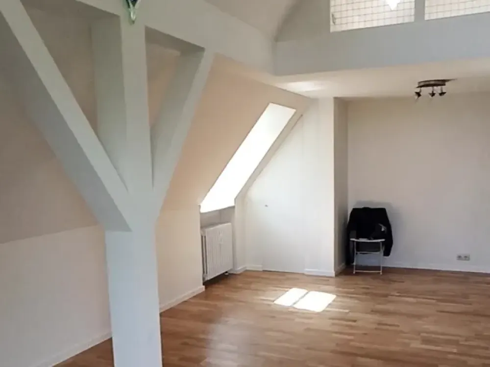 Dachgeschoß-Galeriewohnung mit 2 1/2 Zimmern in München Moosach