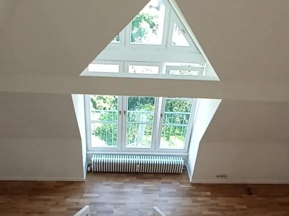 Dachgeschoß-Galeriewohnung mit 2 1/2 Zimmern in München Moosach