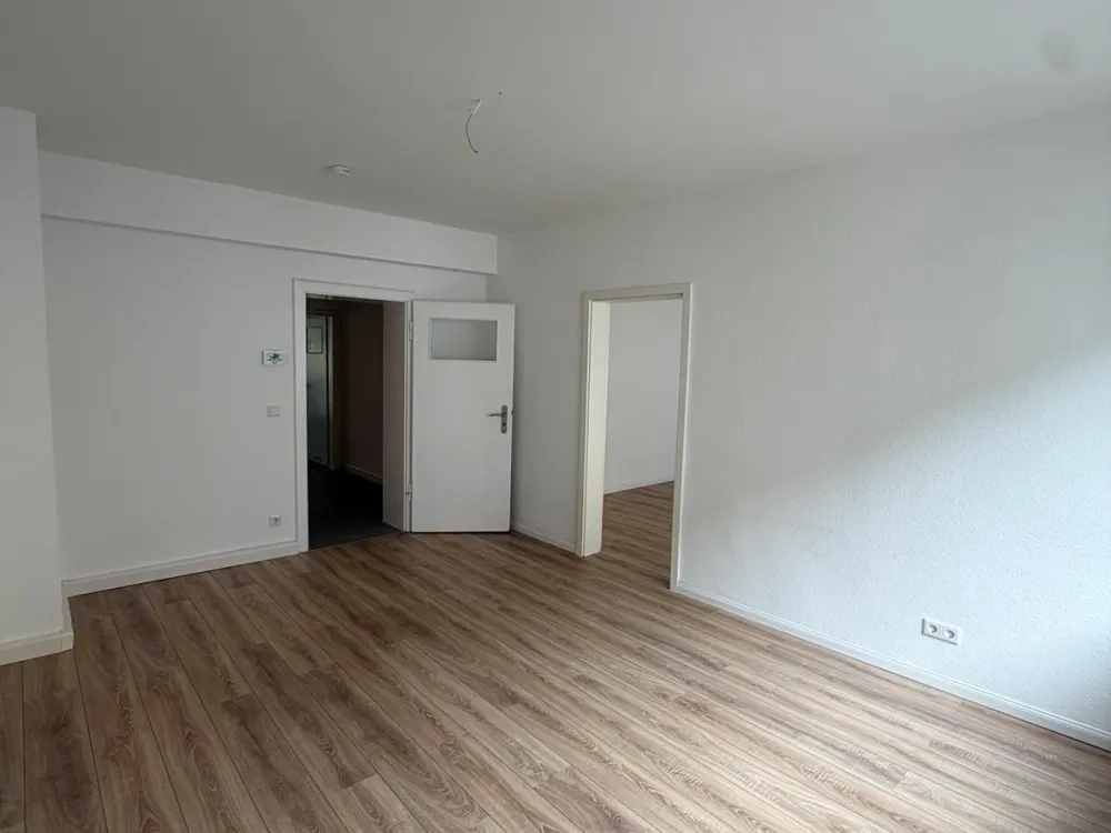 Helle zwei Zimmer Wohnung mit Balkon AUF ZEIT Zu Vermieten!